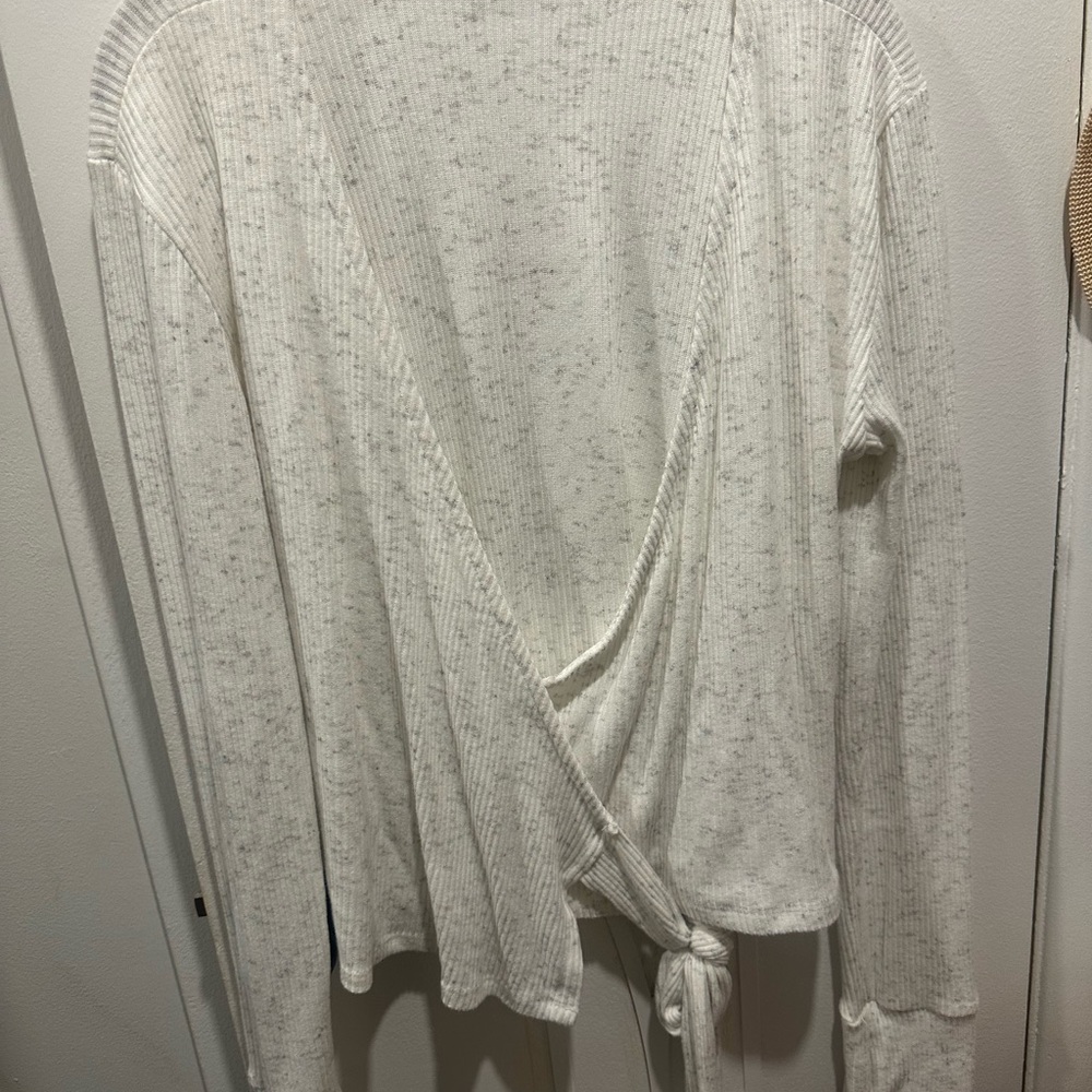NY & Company Heathered Grey/White Ribbed Light Sweater Wrap Top Size L